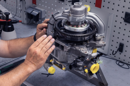 Engine_overhaul_crop_bluer
